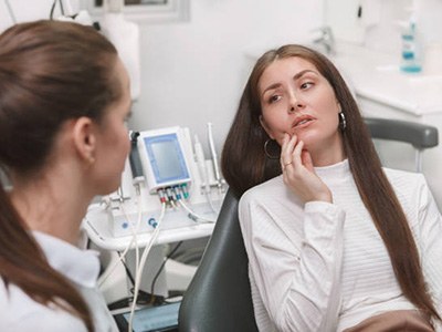 Woman with a dental emergency in dentist’ chair