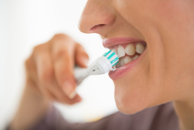 Clean teeth habits; brushing teeth with electric toothbrush